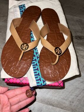 Tory Burch Tan Thora Thumbled Leather Thong Sandals with Metal Logo and Dustbag